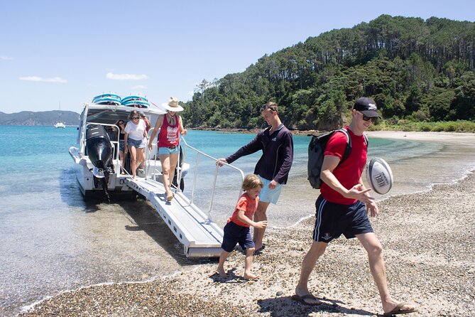 3 Hours // Hole in the Rock Cruise & Bay of Islands Tour - Cruising past 144 subtropical islands