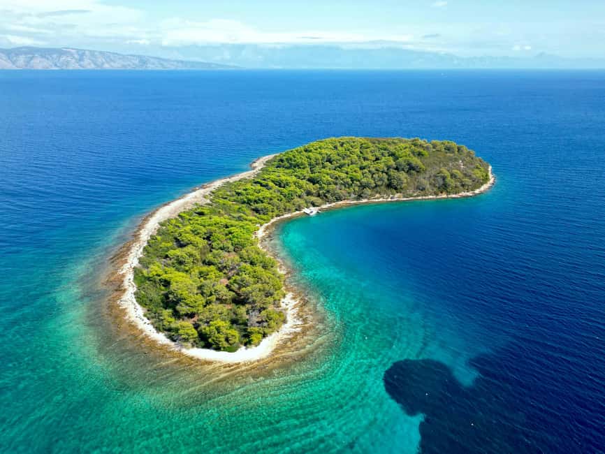 3 Islands Speedboat Tour: Golden Horn, Blue Lagoon & Jelsa - Zlatni Rat is famous for good reason, with a catch