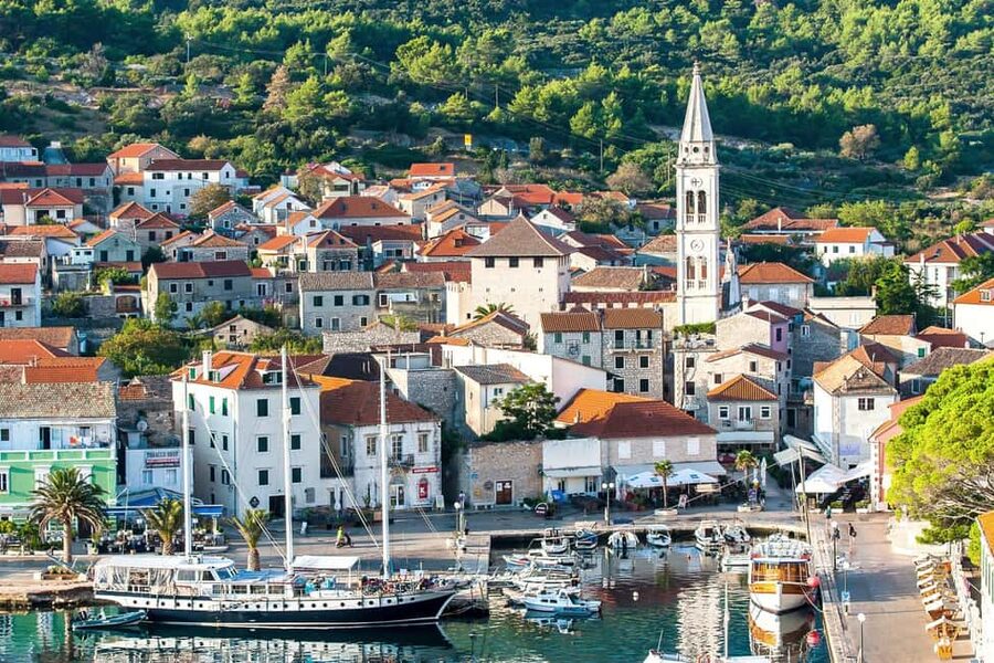 3 Islands Speedboat Tour: Golden Horn, Blue Lagoon & Jelsa - Forty-five minutes in Jelsa, Hvar