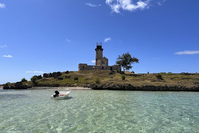 5 Islands Private Speedboat with Snorkeling Lunch and Drinks - Ile de la Passe and Mauritius’ military past