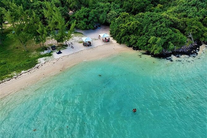 5 Islands Private Speedboat with Snorkeling Lunch and Drinks - Pointe d’Esny and the Dalblair shipwreck