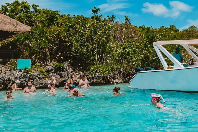 5 Islands Speedboat Cruise incl. Snorkeling in Blue Bay + Lunch at Ile aux Cerfs - A fast start from Trou d’Eau Douce