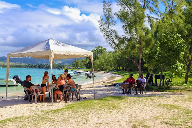 5 Islands Speedboat Cruise incl. Snorkeling in Blue Bay + Lunch at Ile aux Cerfs - Ile aux Cerfs gives you an easy first stop
