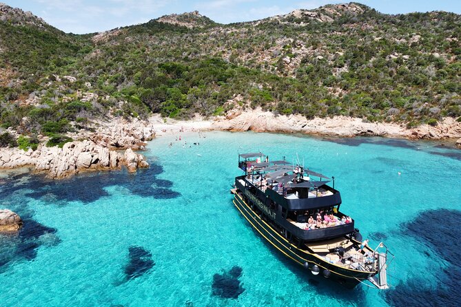 8-hour tour of the La Maddalena Archipelago Ponte VIP - Bear Rock and Porto Rafael from the water