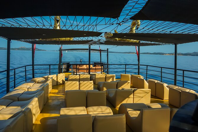 8-hour tour of the La Maddalena Archipelago Ponte VIP - Cala dell’Amore: a quiet hour on Spargi