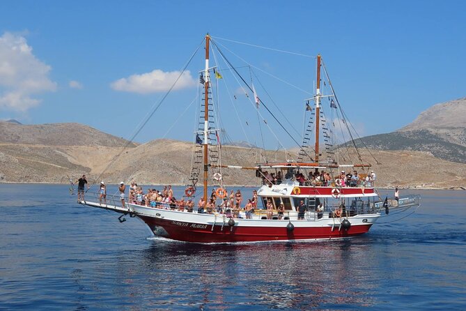 A Day's 3-Island Cruise Tour with Transfer - Music, crew, and the atmosphere onboard