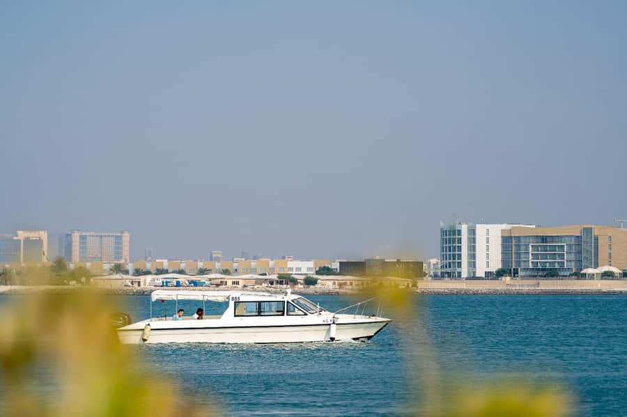 Abu Dhabi: 4-Hour Guided Cruise & Island Hopping - Heat, timing, and comfort
