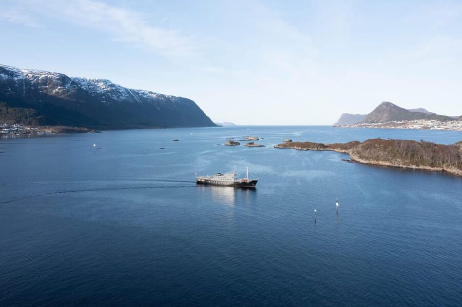 Ålesund: Archipelago Cruise - Meeting the MS Bruvik at Rådhuskaien