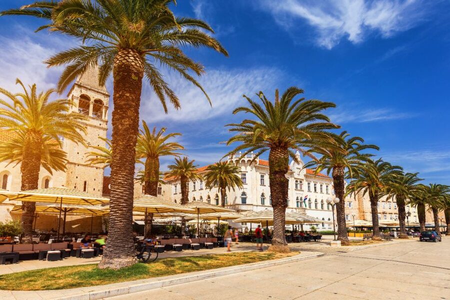 All-inclusive Blue Lagoon & 3 Islands Day Tour with Lunch - Leaving Split with coffee and doughnuts