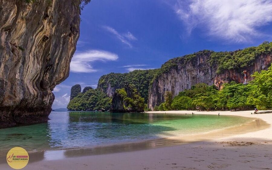 Ao Nang: Hong Islands Tour by Speedboat or Longtail Boat - Choosing between the speedboat and longtail boat
