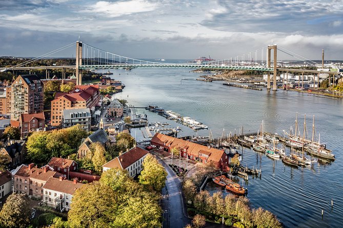 Archipelago Tour with guide Gothenburg - Älvsborg Fortress gives the cruise its first historical anchor