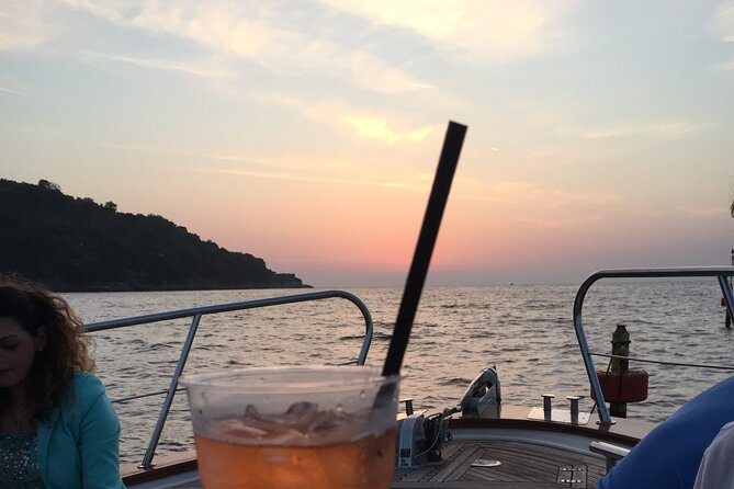 Boat Tour in the Gulf of poets, Portovenere and 3 islands - Byron’s Cave connects the cliffs to the route