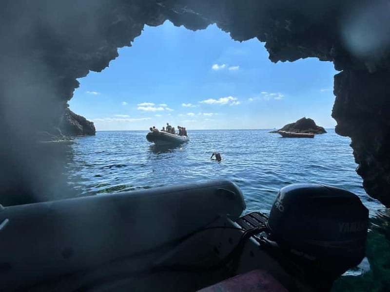 Boat Tour: Island hopping by dinghy with cave visits and snorkeling - What the guides add to the outing