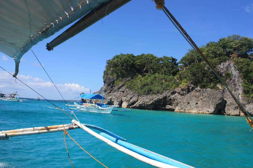 Boracay: Island Hopping Tour with Boodle Fight Lunch - Starting at Bolabog Beach