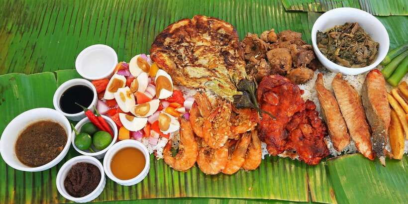 Boracay: Island Hopping Tour with Boodle Fight Lunch - Crystal Cove and the changing route