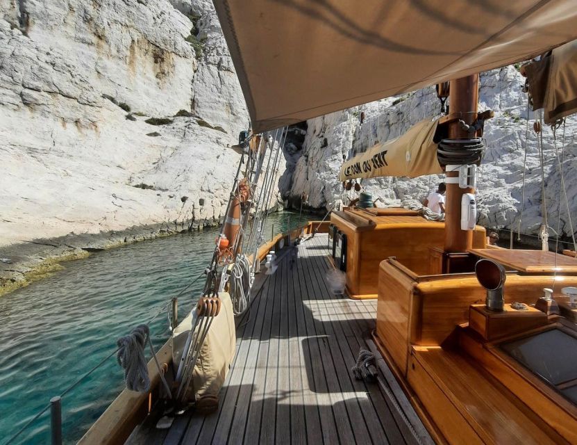 Brunch at sea in the Frioul Archipelago - The crossing toward the Frioul Archipelago
