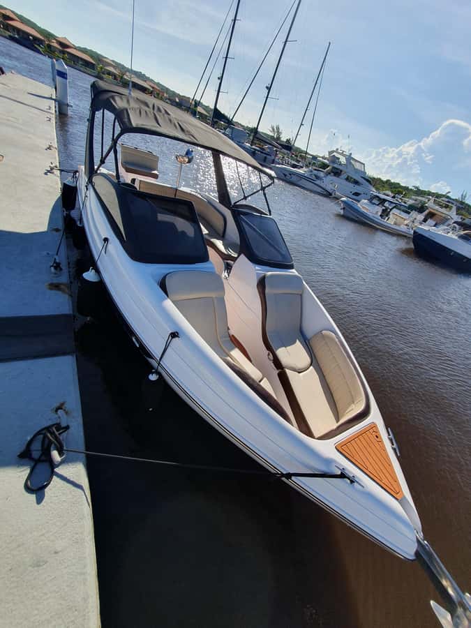 Búzios: Speedboat tour of 2 islands and 11 beaches - What the boat provides for comfort