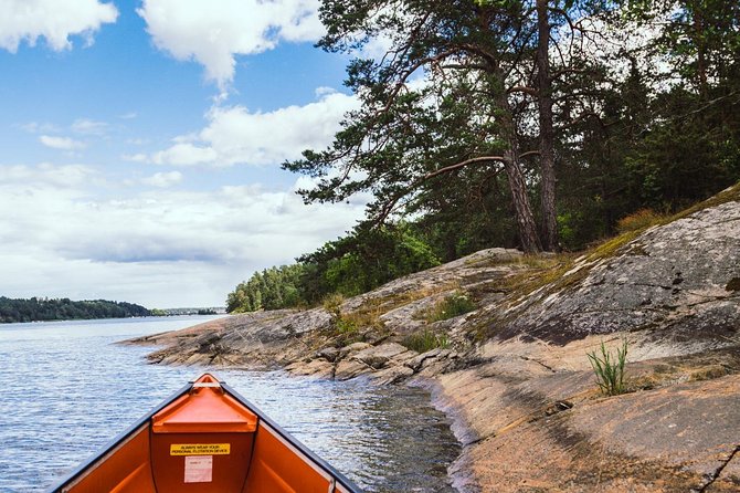Canoe adventure in Stockholm Archipelago - Fika beside the water