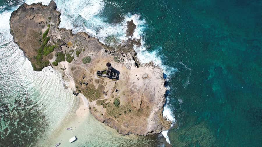 Catamaran Mauritius: South East 5 Islands Catamaran Cruises - Ile aux Fouquets lighthouse and Ile aux Aigrettes