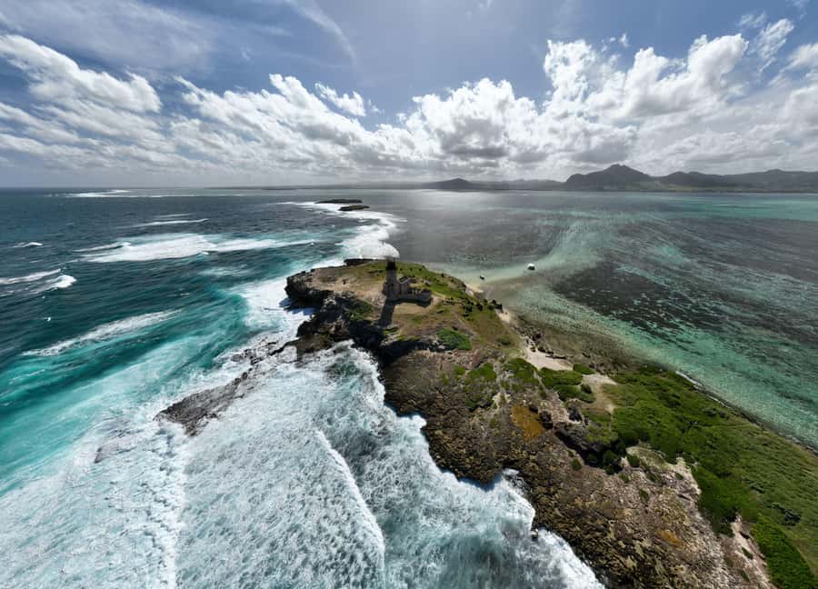 Catamaran Mauritius: South East 5 Islands Catamaran Cruises - The crew, food, and onboard service