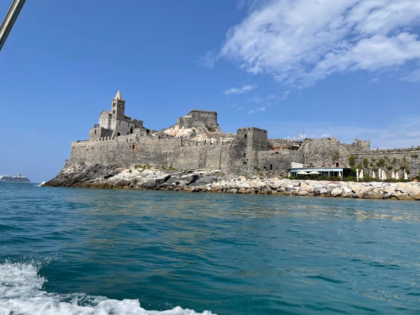 Cruise:Portovenere and the 3 islands with aperitif included! - Approaching Portovenere from the sea