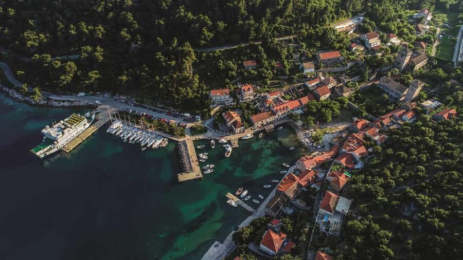 Dubrovnik: 3 Islands Fun Boat Trip with Drinks (FR, ES, EN) - The first 45 minutes along the Dubrovnik coast
