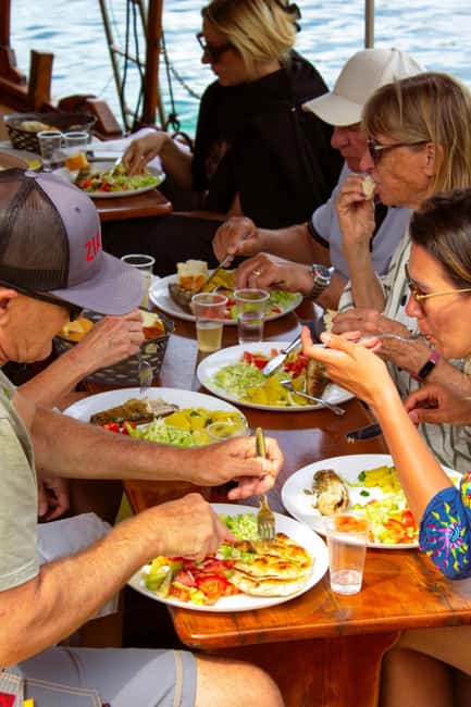 Dubrovnik: 6 hours Blue cave & Elaphiti with optional lunch - The crew and the feel onboard