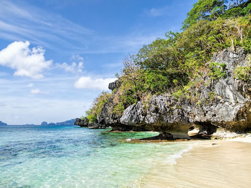 El Nido: Full-Day Premium Island Hopping Catamaran Cruise - Cadlao Lagoon, Small Lagoon, and Helicopter Island