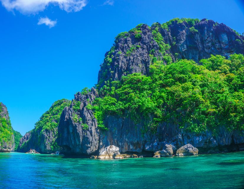 El Nido: Full-Day Premium Island Hopping Catamaran Cruise - Snorkeling, kayaking, and help in the water