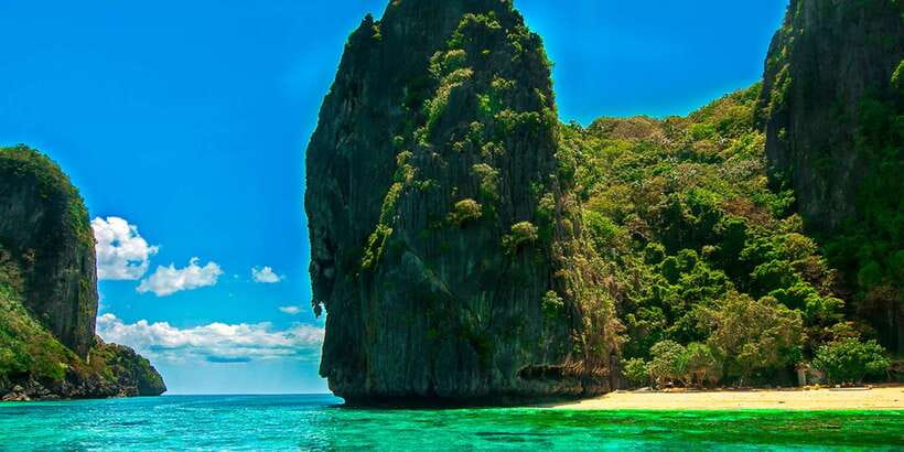 El Nido: Island Hopping Tour A Lagoons and Beaches - Seven Commandos Beach: Coconut Trees and Easy Relaxation