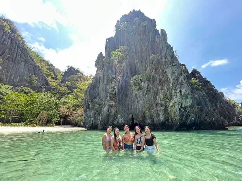 El Nido: Shared Island Hopping Tour C with Buffet Lunch - Lunch is included, but the guide chooses the stop