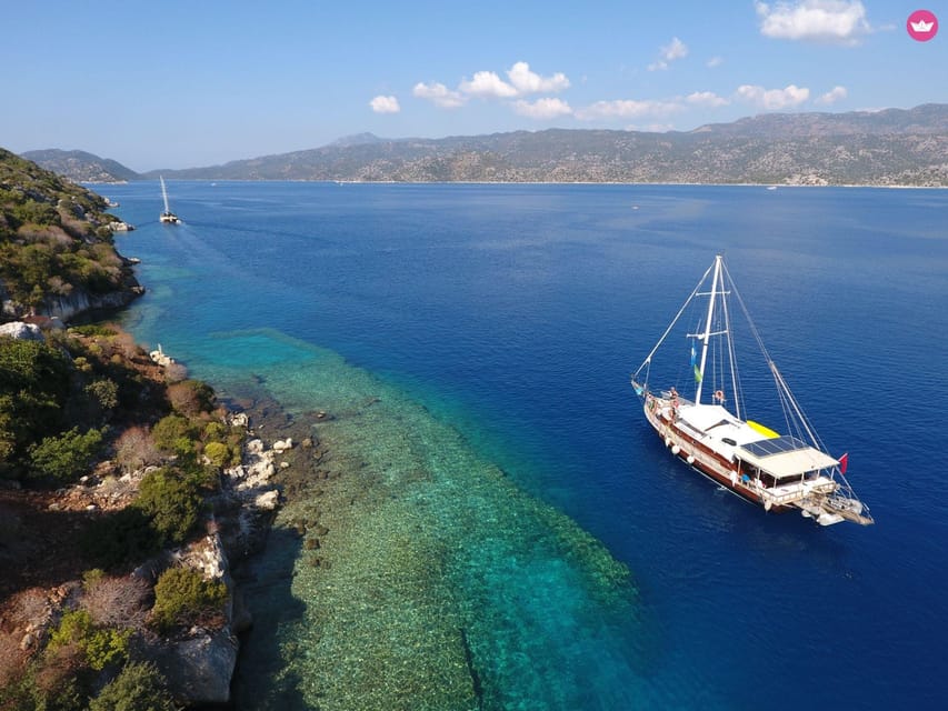 Fethiye: 12 Islands Boat Tour with Lunch and Hotel Pickup - Crew service and the photographer