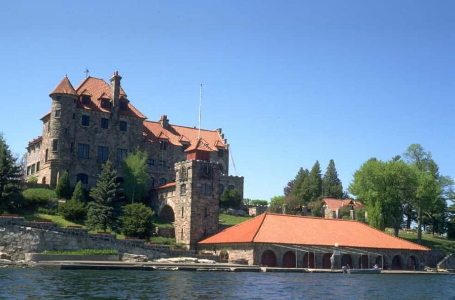 From Brockville: 1000 Islands 2.5-Hour Singer Castle Cruise - The first 10 minutes: leaving Brockville