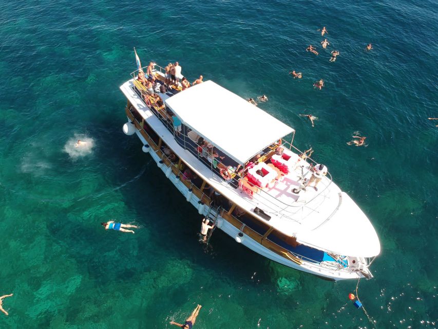 From Dubrovnik: Elaphite Islands Day Trip with Lunch - The boat atmosphere and crew service