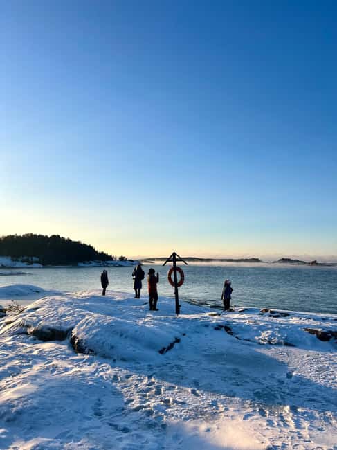 From Helsinki: Archipelago Excursion in Porkkalaniemi - The 2.5 to 3 kilometer walk through forest and rock