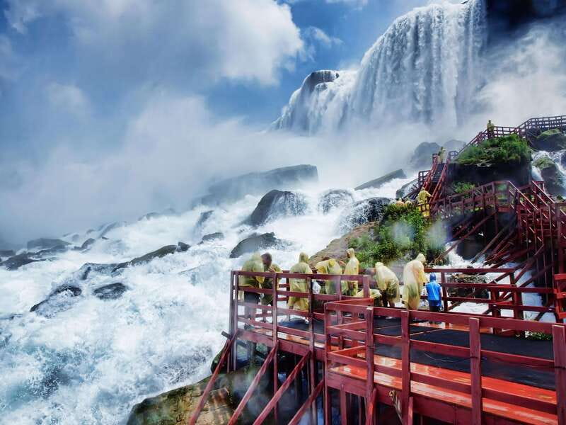 From Montreal: Toronto, Niagara Falls & 1000 Islands Tour - Niagara Falls from close range