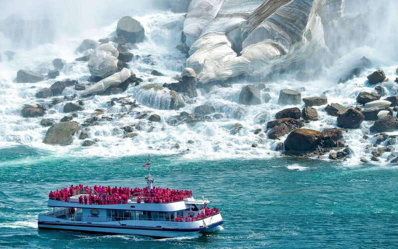 From Montreal: Toronto, Niagara Falls & 1000 Islands Tour - Toronto on the second day