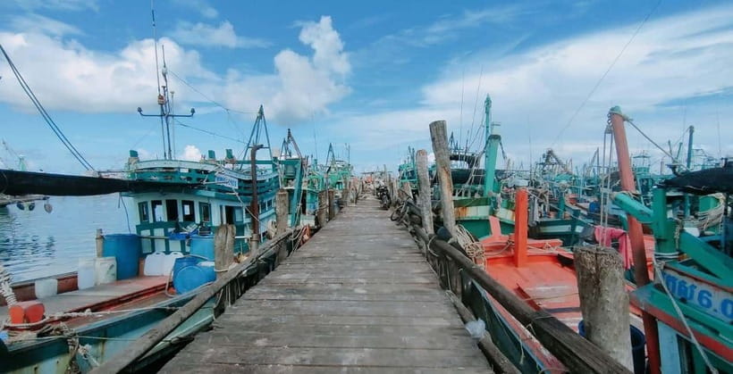Full Day City Tour with A Boat Trip to 2 Islands - The fishing boat ride to Koh Chalous
