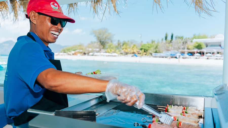 Gili Trawangan: 3 Gili Islands Turtle Snorkel Cruise w/ BBQ - Meeting the boat at Ocean 2 Cafe and Bungalows