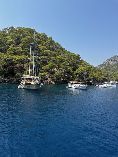 Gocek: Yacht Trip and 12 Island Full-Day Tour with Lunch - Hamam Bay combines lunch with ruins