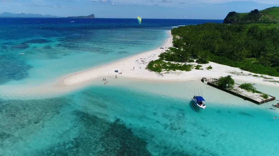 Grand Baie: Catamaran 3 Islands Cruise & Lunch on the Island - The catamaran crossing to the islands