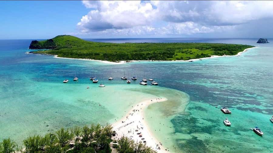Grand Baie: Catamaran 3 Islands Cruise & Lunch on the Island - Ilot Gabriel: the first island landing