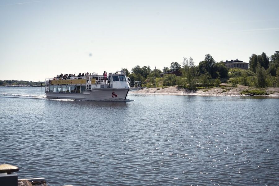Helsinki: City Highlights 1.5-Hour Archipelago Cruise - Finding the best place on board