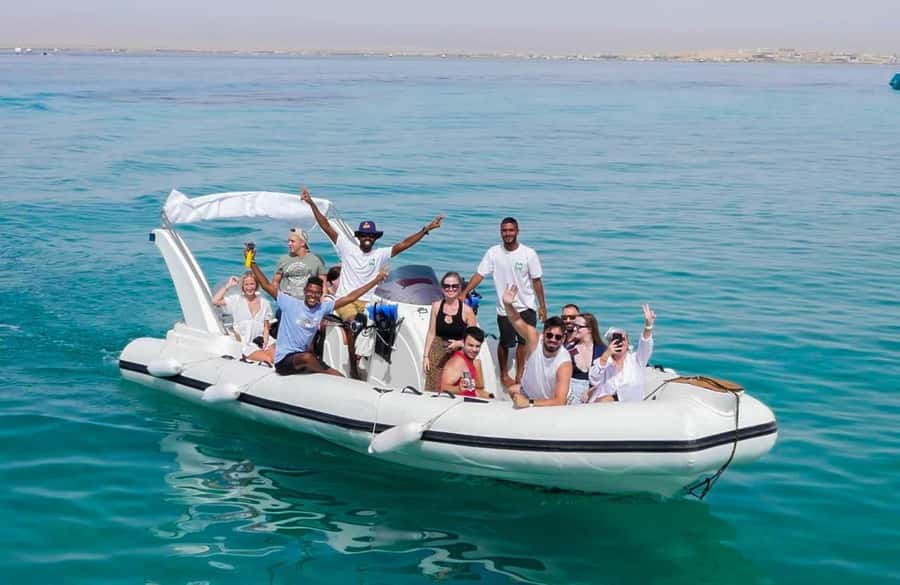 Hurghada: 6 Islands Tour with Dolphin Watching & Snorkelling - The wreck stop adds a welcome change