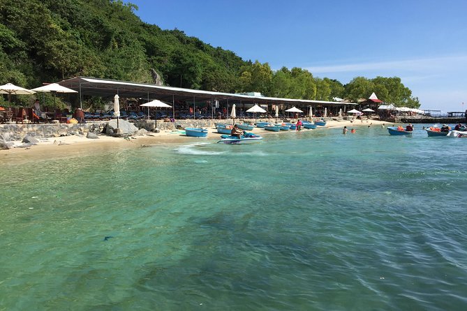 Island Hopping Plus Sea Walking Nha Trang - Seafood lunch at a floating fishing village