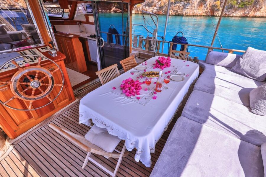 Kas: Limanagzi Beach & Island-Hopping Boat Tour with Lunch - Pigeon Island’s tank, shark statue, and fish