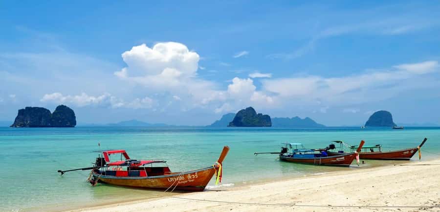 Ko Lanta: 4 Islands Tour By Private Longtail Boat with Lunch - Swimming through Emerald Cave