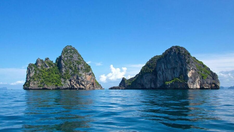Ko Lanta: Emerald Cave and 4 Islands Tour by Longtail Boat - Lunch and beach time on Koh Ngai