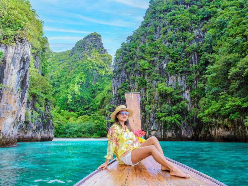 Ko Lanta: Unique 4-Island Long-Tail Snorkeling Tour w/ Lunch - Beach lunch and downtime on Koh Ngai