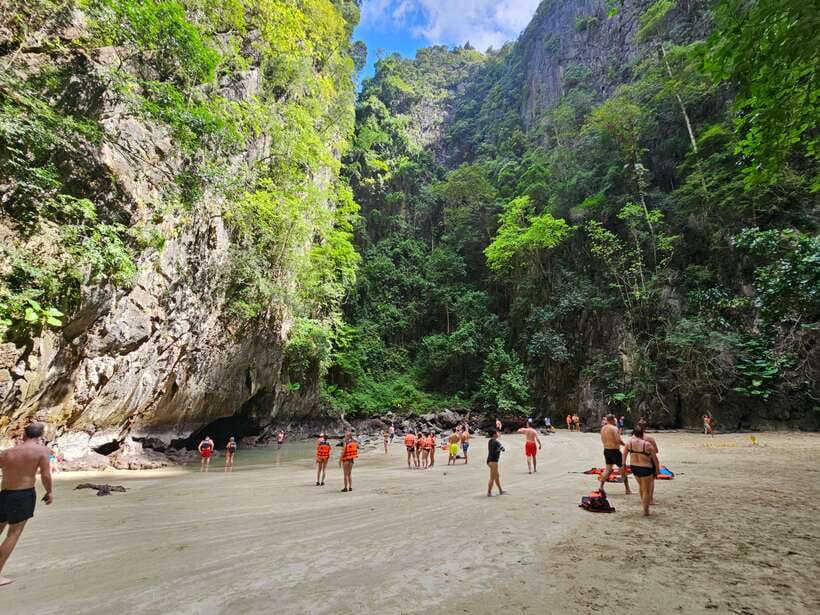 Koh Lanta: 4-Island Tour by Longtail Boat - Koh Waen and the first snorkeling stop